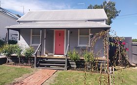Lavender Cottage - Cute & Cosy Miner'S Cottage
